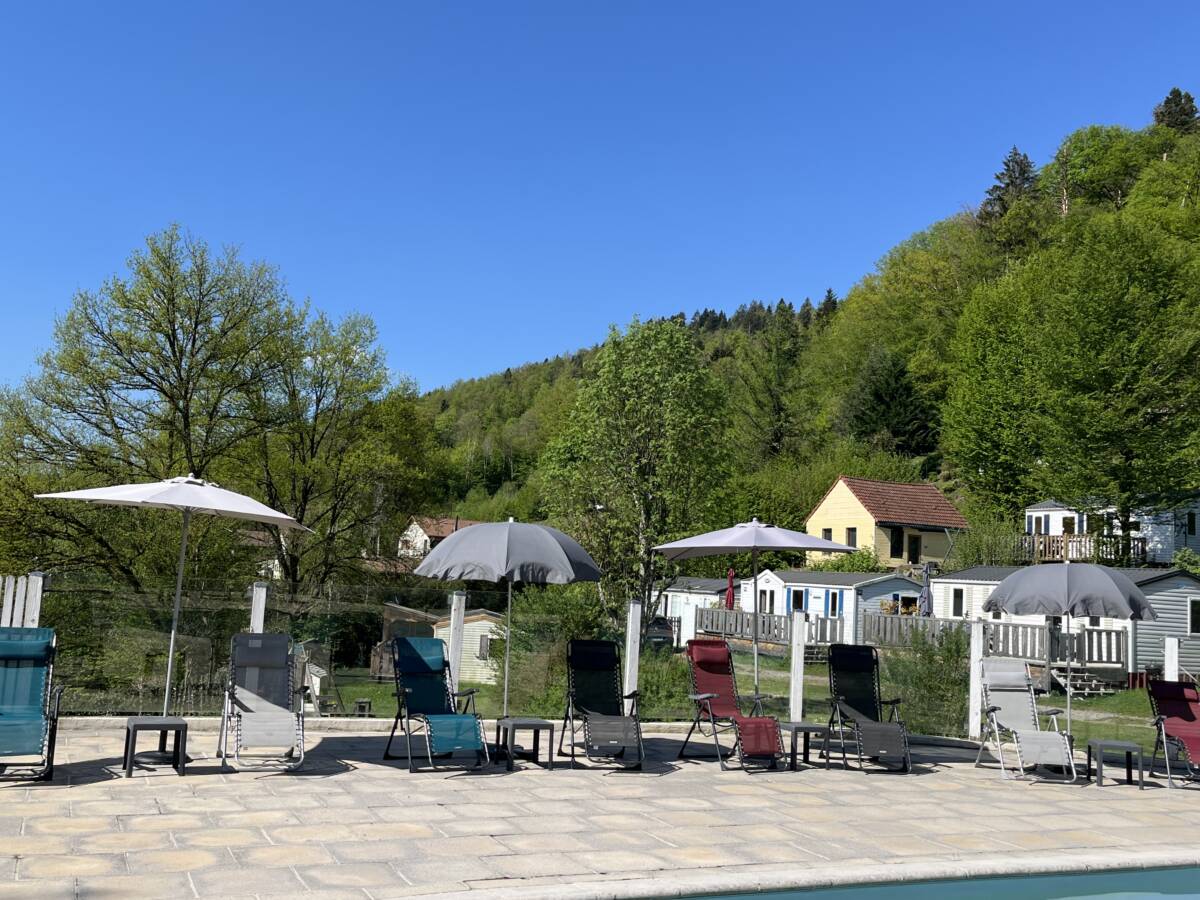 La piscine se prépare au camping Thann 0